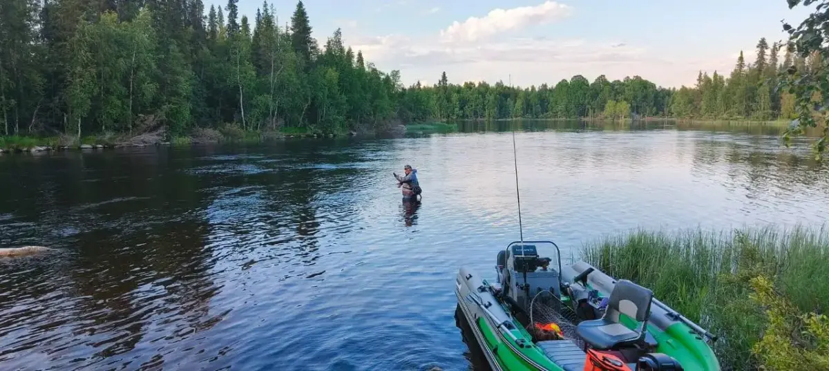 Торнадо 430 на реке во время рыбалки