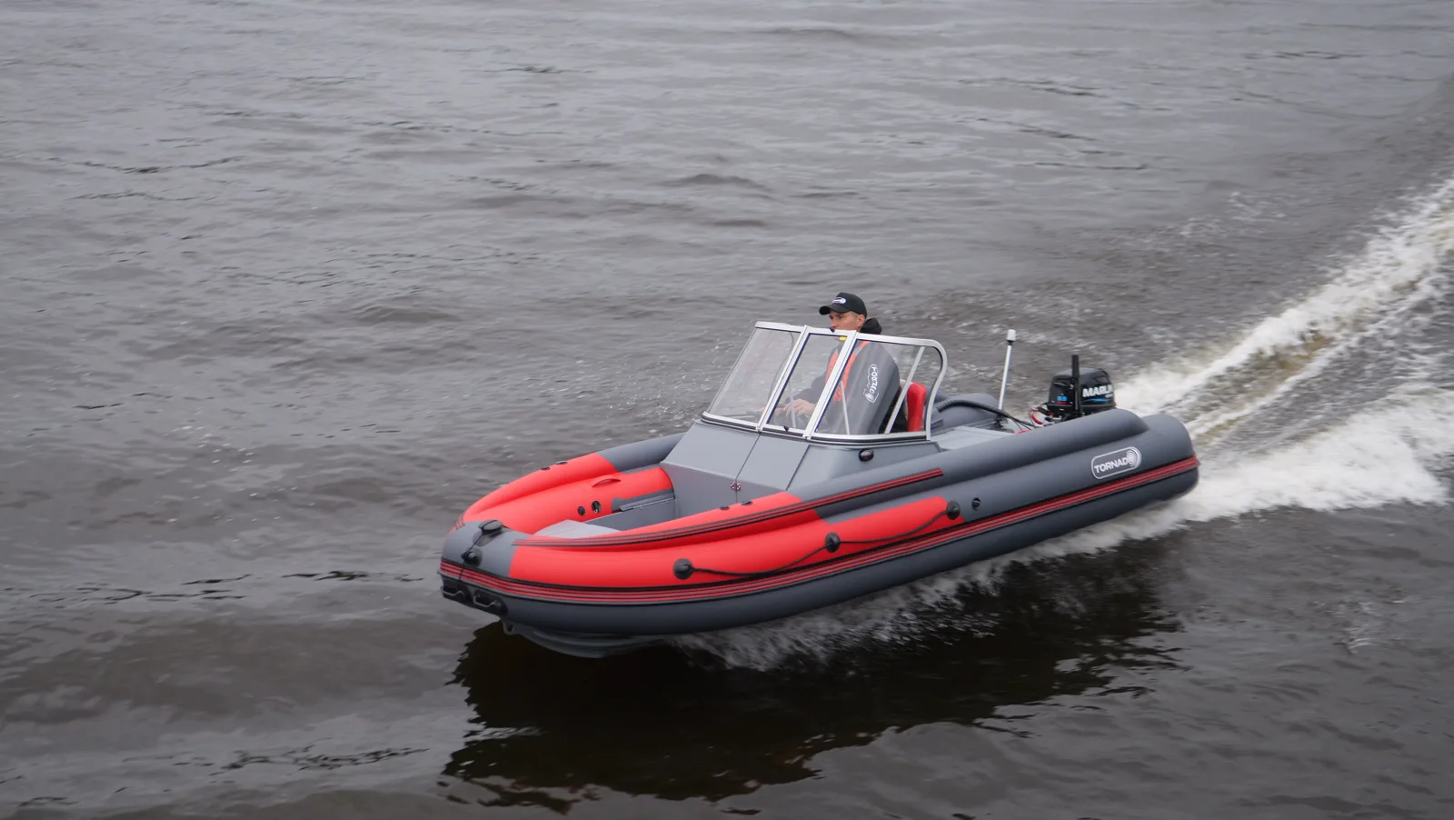 Tornado 430 Pro с двойной консолью на воде
