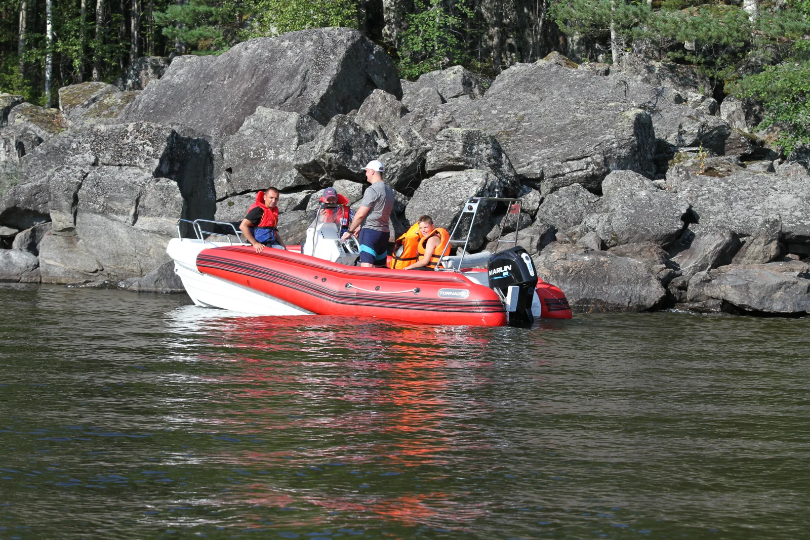 Tornado 500 с одной консолью у скалистого берега