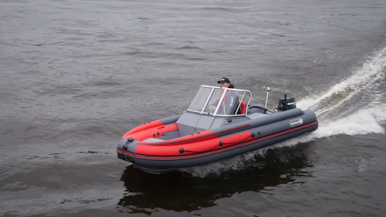 Tornado 430 Pro с двойной консолью на воде